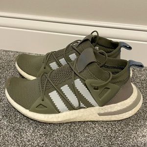 Adidas Arkyn olive green - size 6.5
